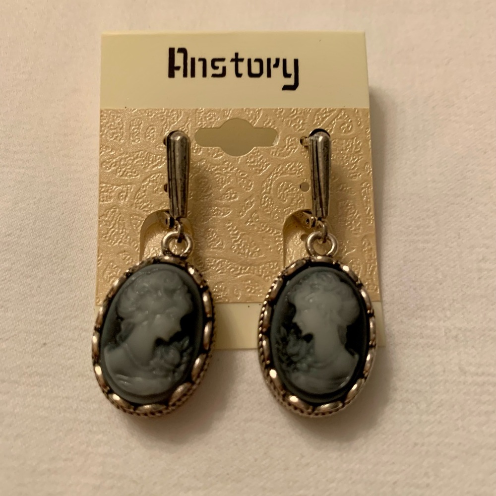 Beautiful Blue faux Cameo Earrings💙 NEW!!